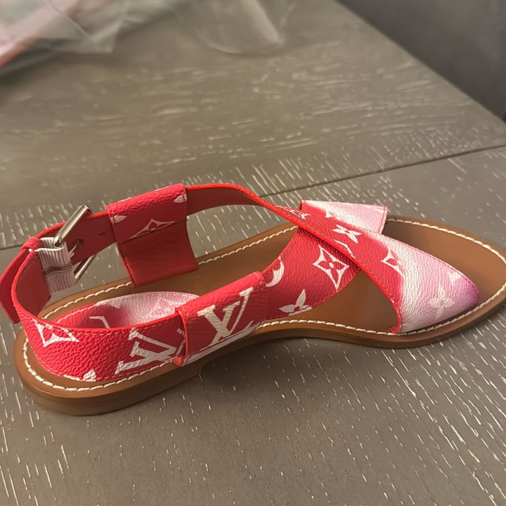 Louis vuitton sandal, perfect for summer days and night outs